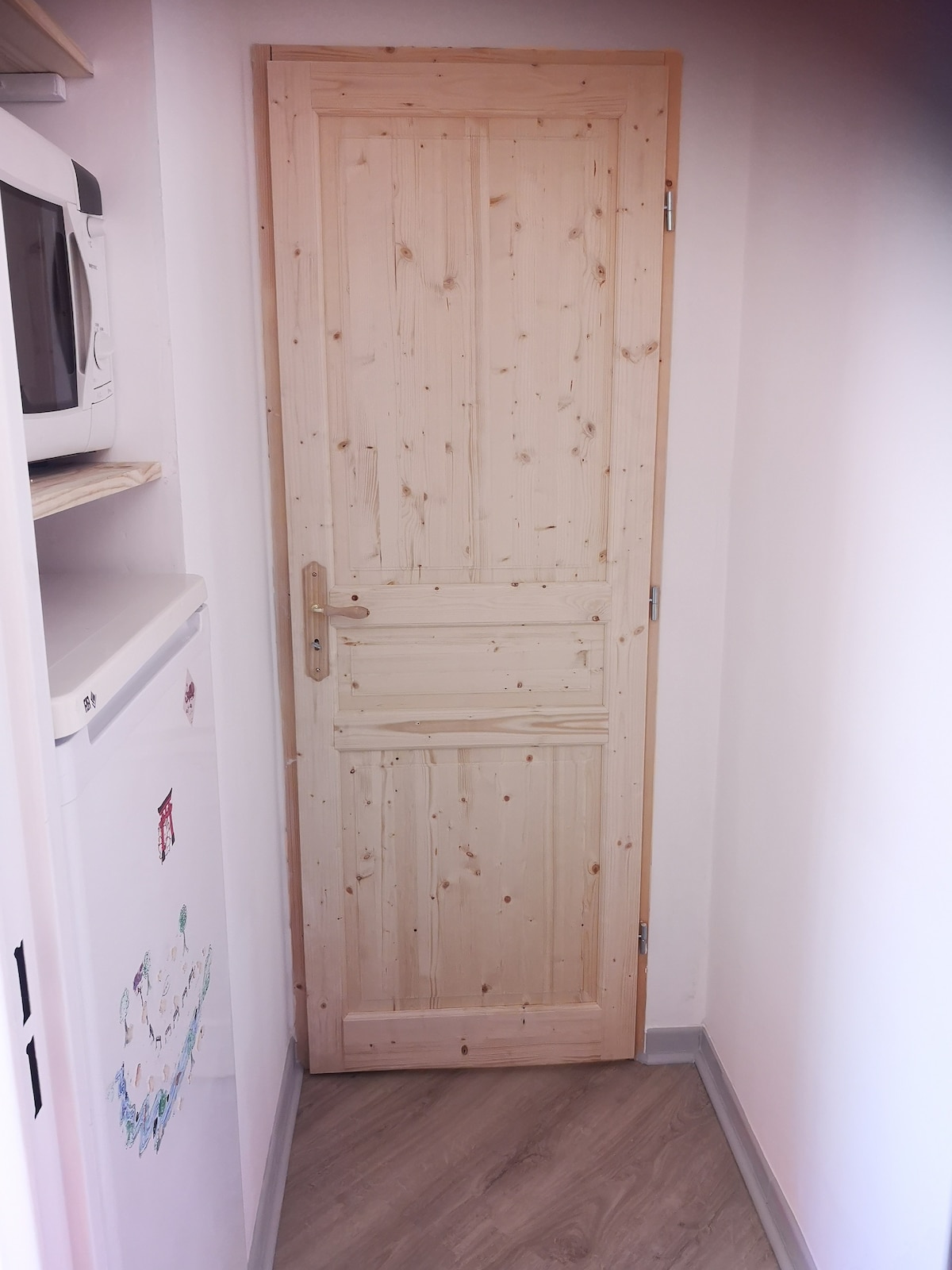 Vstupná hala do uzavretej miestnosti s osobnou chladničkou, mikrovlnnou rúrou a úložnou poličkou