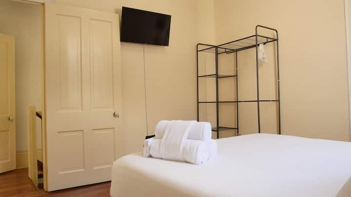 Dormitorio mediano con cama king size. El dormitorio mediano y pequeño comparten acceso al baño Jack-N-Jill. (Todas las habitaciones del segundo piso). El dormitorio mediano es solo un dormitorio con televisión.