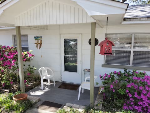 Nature's Nest Cottage on the Sound - Pets Welcome!