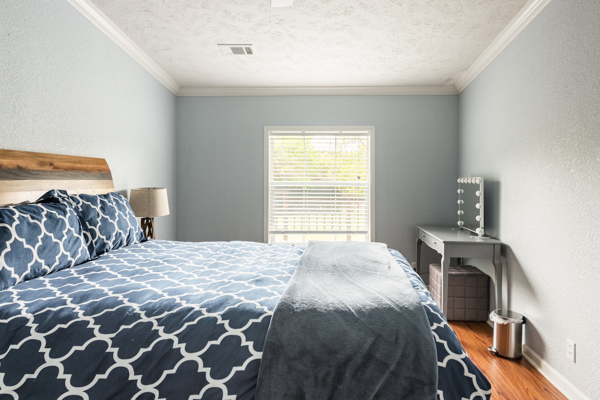 ห้องนอนที่ 3 มีกระจกแต่งหน้าแบบมืออาชีพพร้อมไฟและงานศิลปะต้นฉบับ 