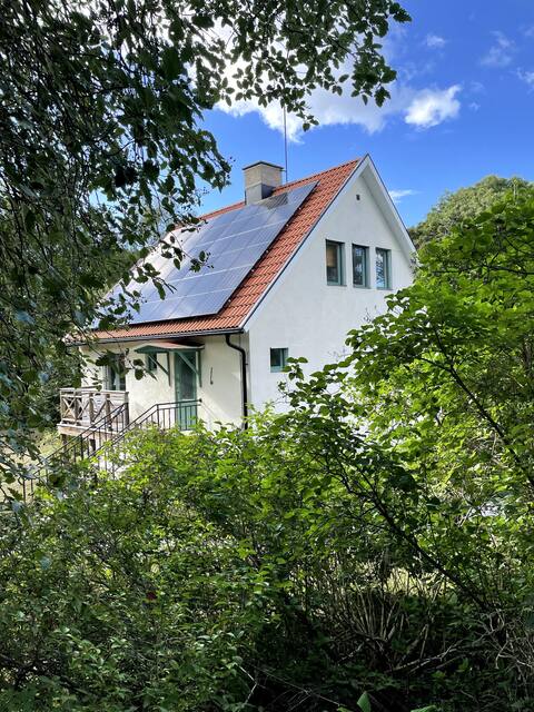 House + guesthouse at Hamnvägen in Burgsvik 6-8 beds.