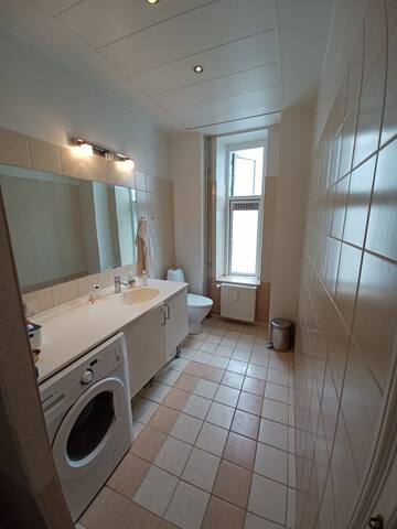 Spacious luxury apartment in inner city gallery image 4