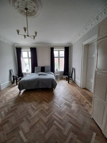 Spacious luxury apartment in inner city gallery image 2