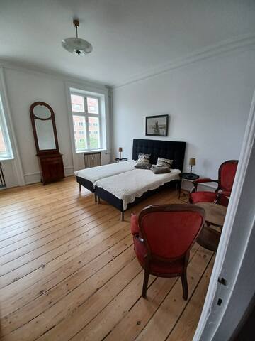 Spacious luxury apartment in inner city gallery image 3