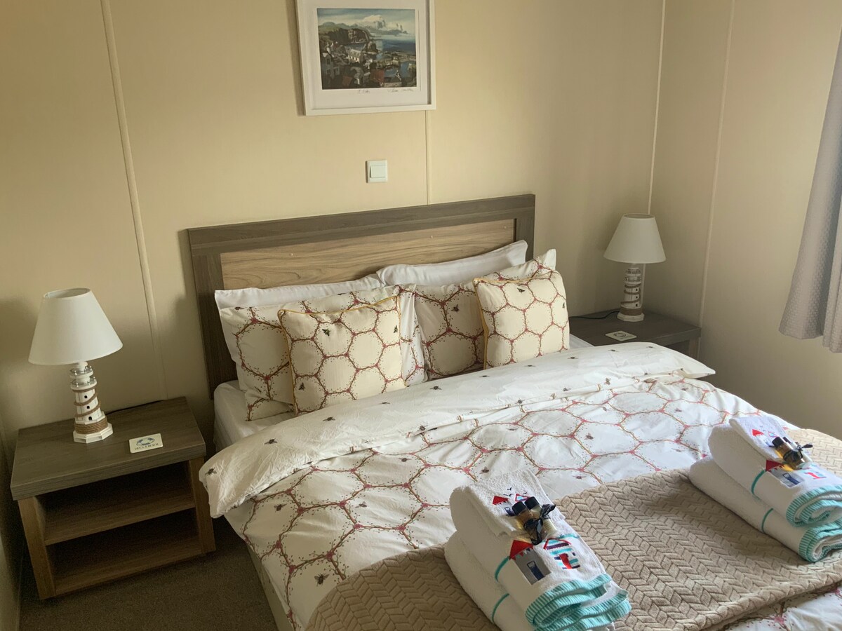 Dormitorio principal con amplio vestidor y baño privado.