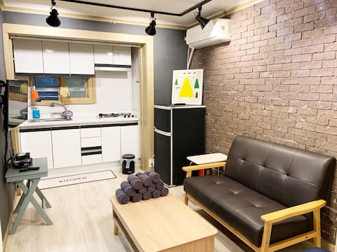 MIKE's HOUSE. Hongik Univ. station by 2min.