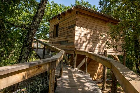 "Te Fiti" Bois Cailloux Treehouse with Hot Tub