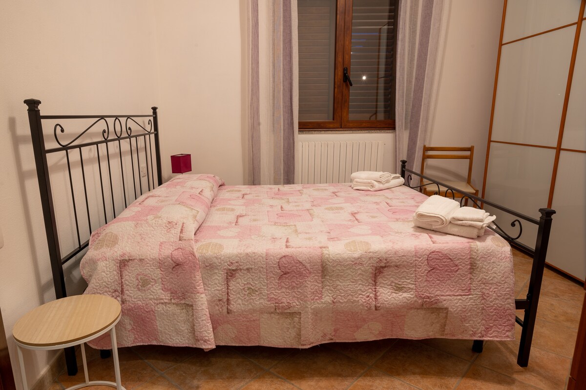 第二间客房配有双人床