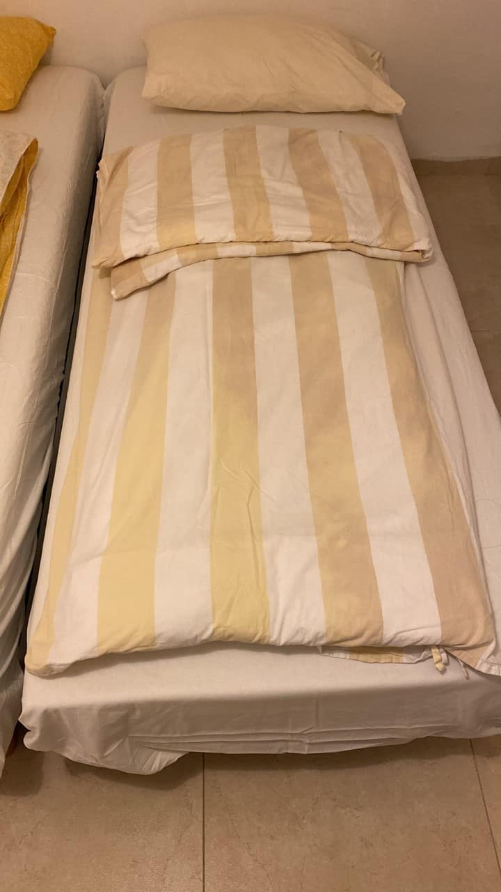 Seconda camera da letto con divano aperto su 2 letti singoli.