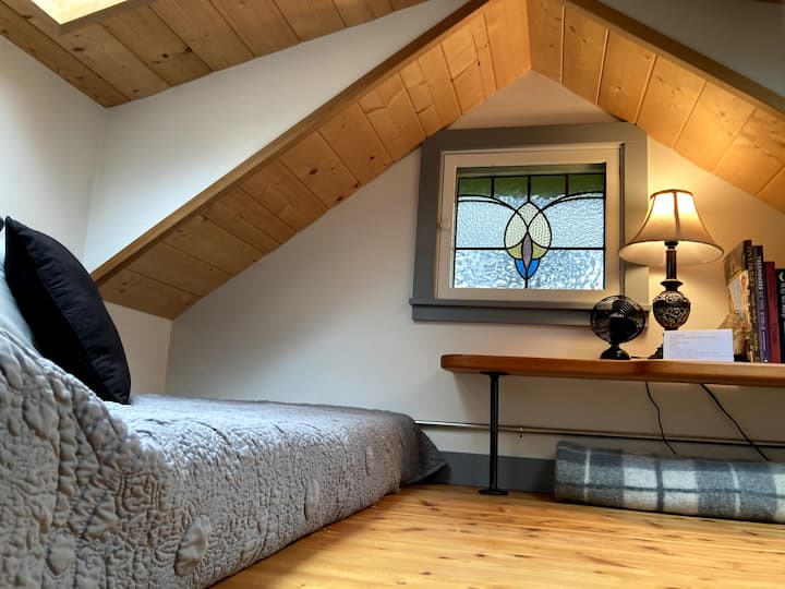 Mwonekano wa kitanda kidogo.  Ni moja, yenye urefu wa inchi 70 tu.  Inafaa kwa mtoto au mtu mdogo.