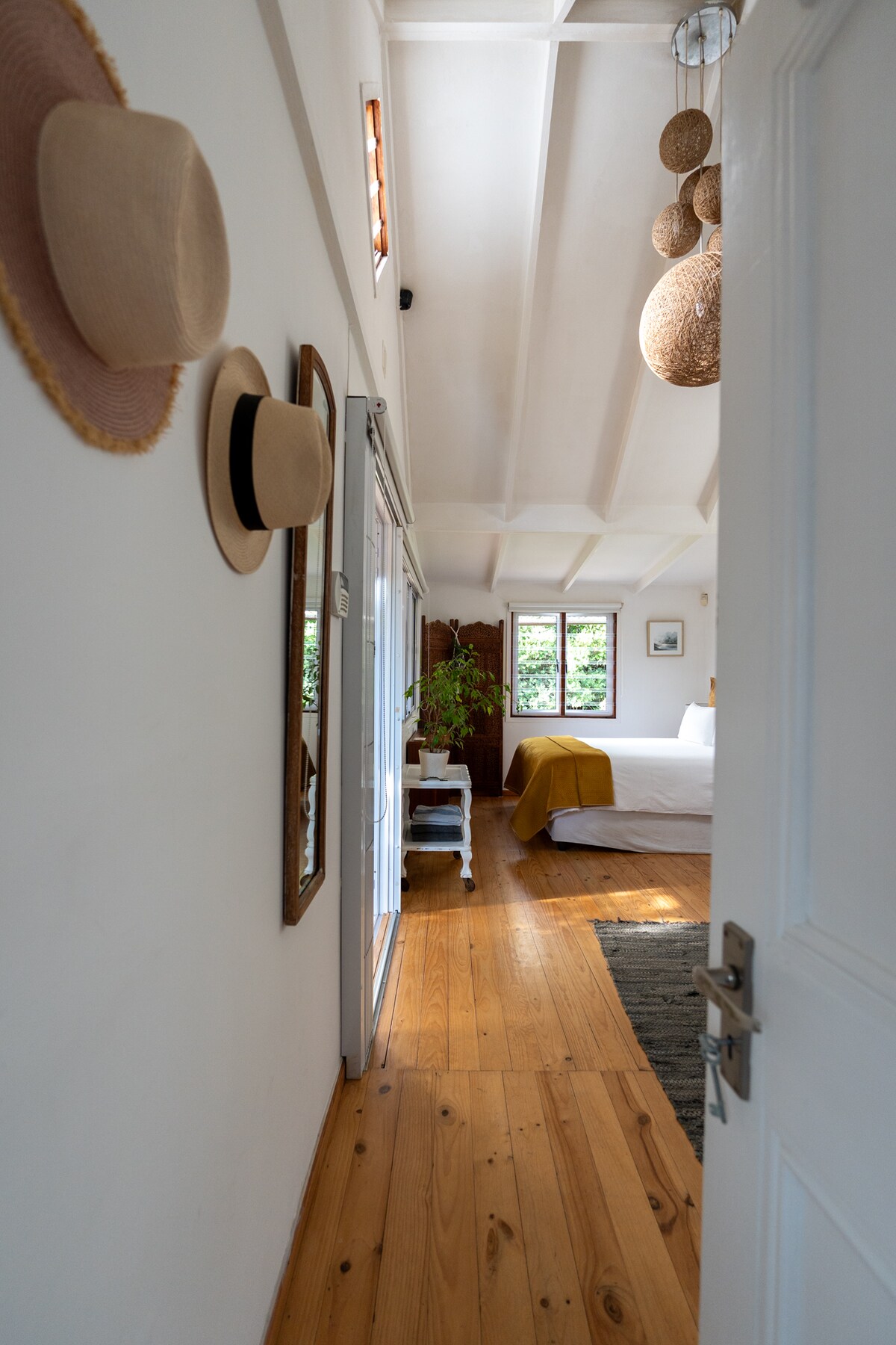 Master Bedroom.
Amka ukiangalia ndege. 
Bafu la Chumba.
Huelekea kwenye eneo la siri na POD.