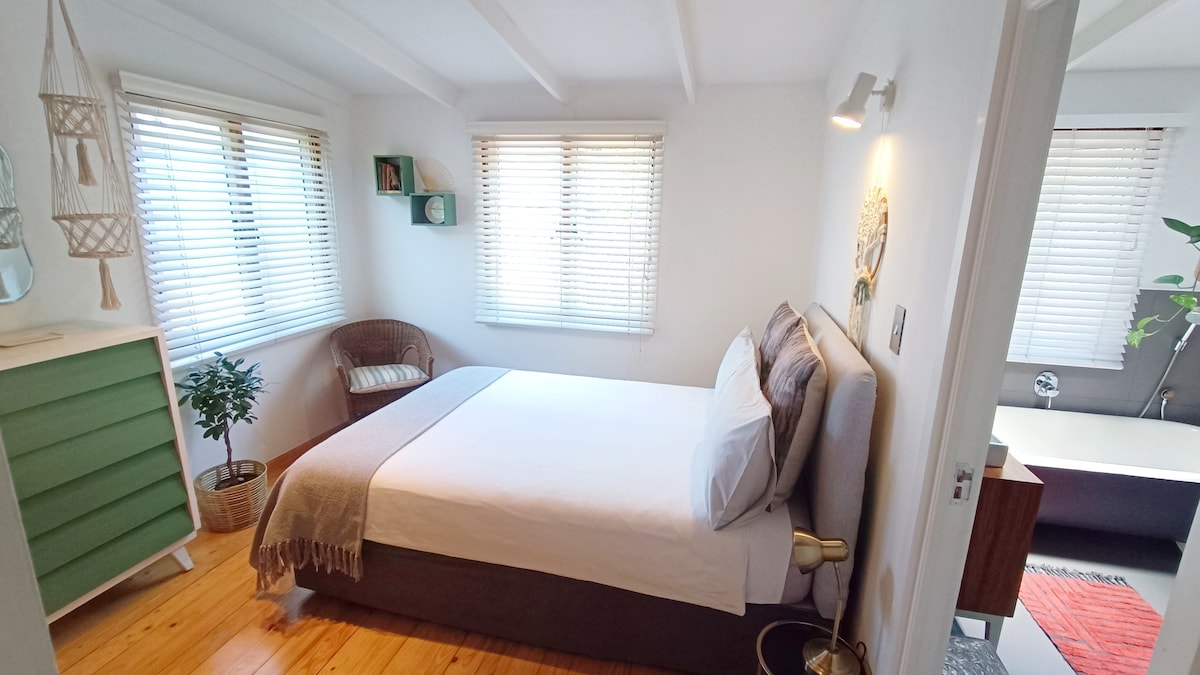 Kitanda cha Pili cha Chumba cha Kulala
Kuangalia bustani Bafu la
chumba cha kulala (bafu na bafu)