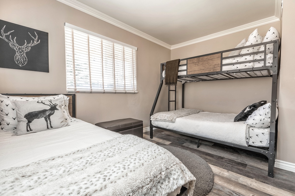 楼下的第二间卧室配有两张单人床和双层床