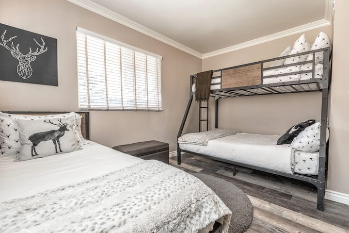 Second downstairs bedroom with twin bed and twin-over-full bunkbed
