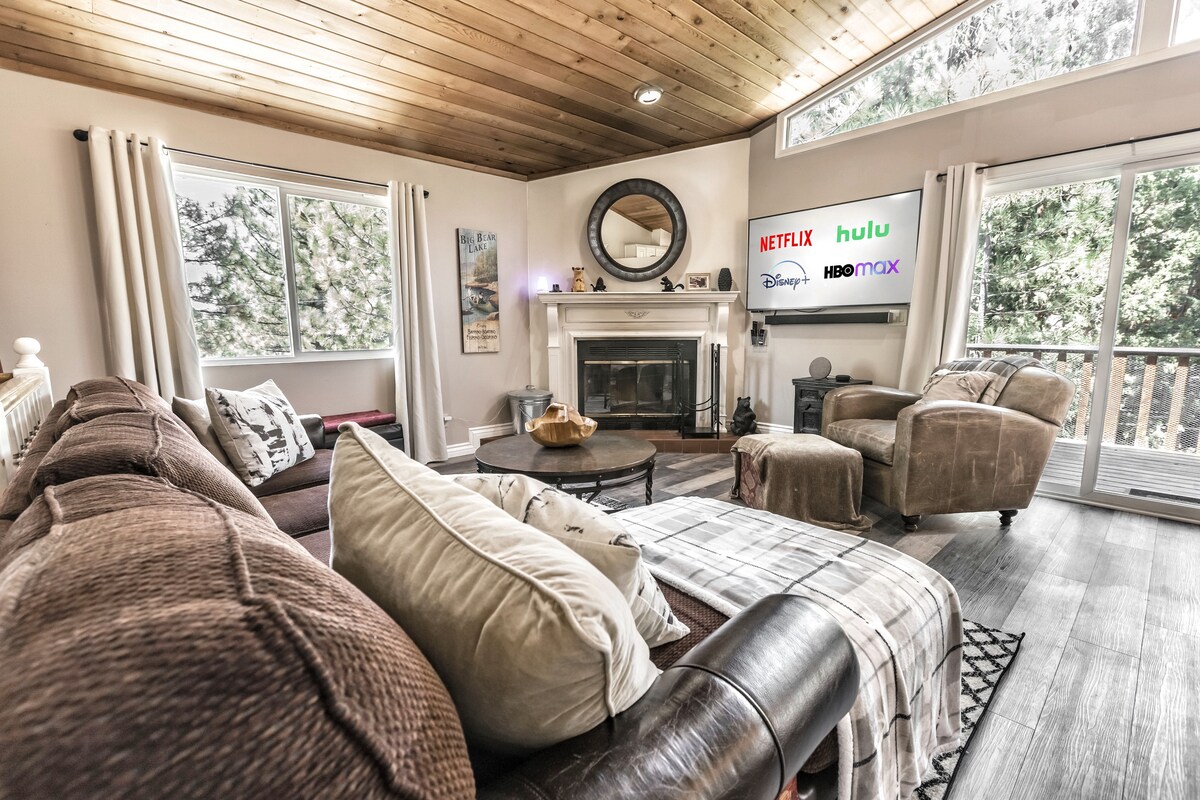 小木屋舒适，配有燃木壁炉、智能电视和Roku、游戏中央空调等等。