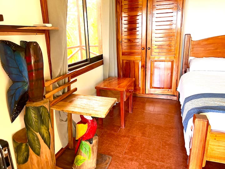 Muebles de teca tallados a mano que complementan la naturaleza y emulan el entorno. Hermosa cama de madera de Cristobol con vistas increíbles al agua. Aire acondicionado y gran flujo de aire del océano