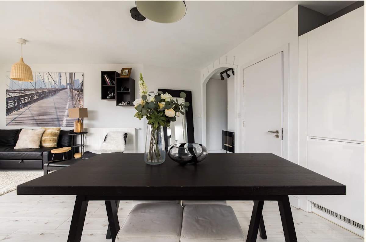 modernt ljust vardagsrum, matplats