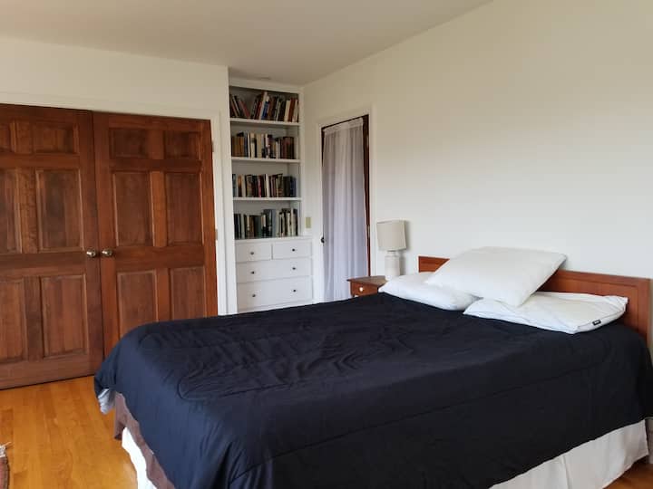 Le placard de la chambre du maître et la porte du hall.