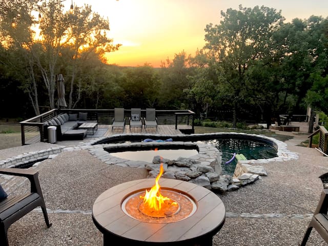 Multiple Family/Friends Setup on 2 woodsy acres!