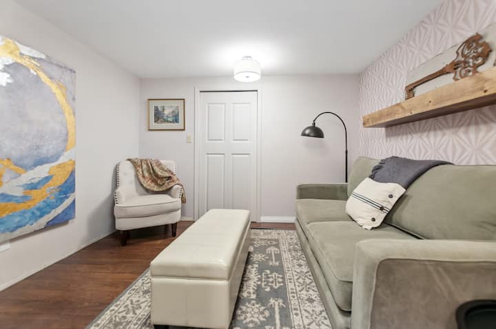 El estudio/dormitorio del nivel inferior tiene baño adjunto, cama queen.  Ten en cuenta que hay una cortina de barrera de oscuridad/sonido en lugar de una puerta sólida.