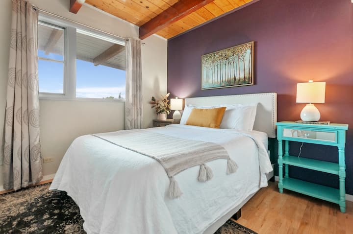 Dormitorio2 con cama tamaño queen gruesa y cómoda, sábanas de primera calidad, vistas a los parques, pisos de madera, techo abovedado de viga de madera, armario, ventilador también suministrado además de aire acondicionado.  El color de la pintura ha cambiado desde que la foto se tomó a un verde suave.