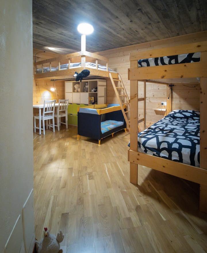 La habitación con la cama colgante, el castillo, el escritorio y la posible cama.
La ventana está junto a la mesa de centro.