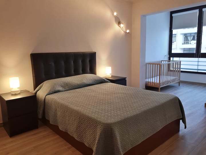 Amplio dormitorio principal con cuna.