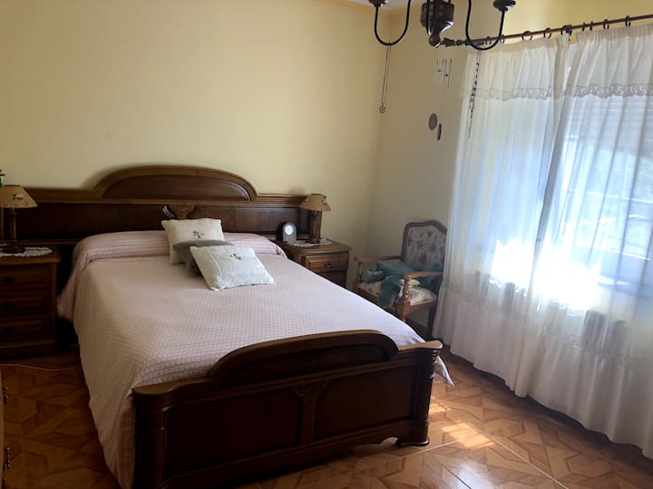 Dhomë e bollshme në katin e sipërm