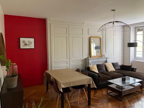 Popular Airbnb listing: Charming apartment in Lyon 6th arrondissement in Lyon 6e Arrondissement