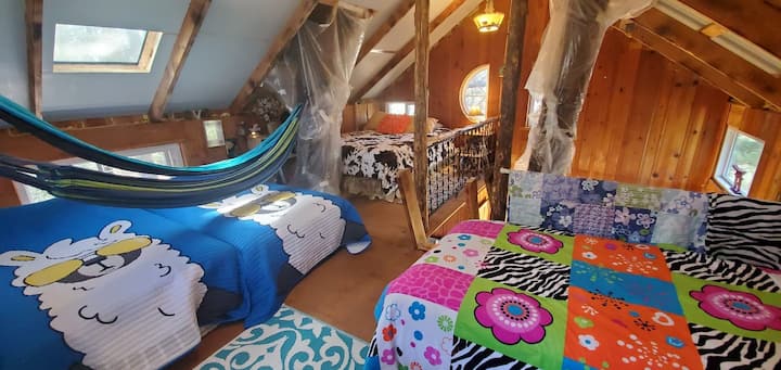 Being able to look out 25 different ways nurtures your soul. Gather in the Treehouse loft to hang out so you feel loved and happy. We sleep 9 people with 3 on the first floor and 6 in the loft.