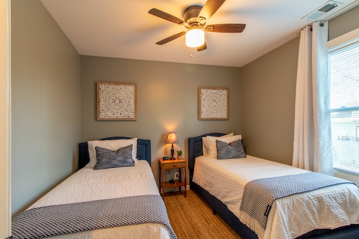 2. emelet - Kétágyas hálószoba gyermekjátékokkal és könyvekkel