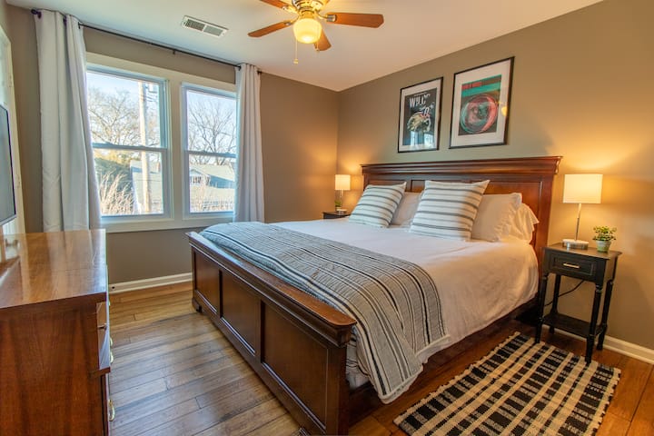 2. emelet - King hálószoba íróasztallal és síkképernyős TV-vel