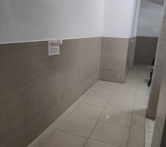 Καλοφωτισμένη διαδρομή προς την είσοδο