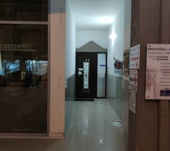 Δεν υπάρχουν σκάλες ή σκαλοπάτια για την είσοδο