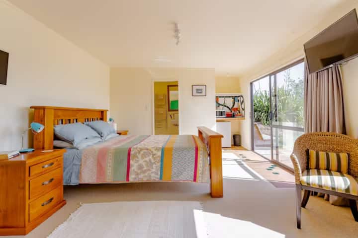 ห้องนอนควีนไซส์ชั้นล่างมีโทรทัศน์ห้องน้ำพื้นที่นั่งเล่นพื้นที่ด้านนอกส่วนตัวและครัวขนาดเล็กพร้อมตู้เย็นไมโครเวฟและกาต้มน้ำ