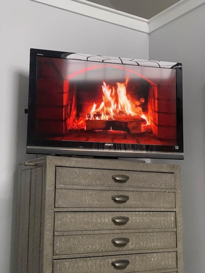 สมาร์ททีวีในห้องนอนใหญ่
