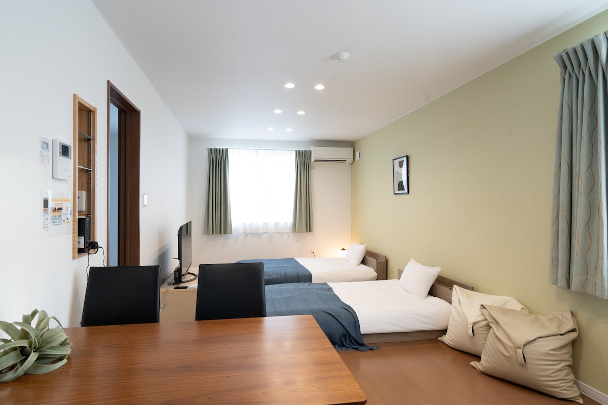 旭川空港から車で10分。東川の中心にある静かで上質なリビングで、穏やかな時間をお過ごしください。

Discover refined comfort and warm light — a peaceful stay at the quiet heart of Higashikawa, just 10 minutes from Asahikawa Airport.