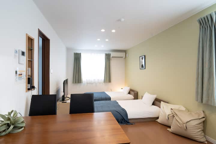 旭川空港から車で10分。東川の中心にある静かで上質なリビングで、穏やかな時間をお過ごしください。

Discover refined comfort and warm light — a peaceful stay at the quiet heart of Higashikawa, just 10 minutes from Asahikawa Airport.