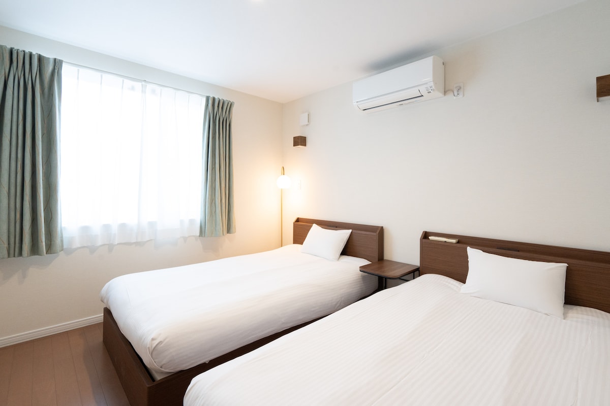 朝の光がやさしく差し込むベッドルームで、深い休息と清潔な空間を。
Wake up to soft Hokkaido light in a calm, clean bedroom designed for deep rest.