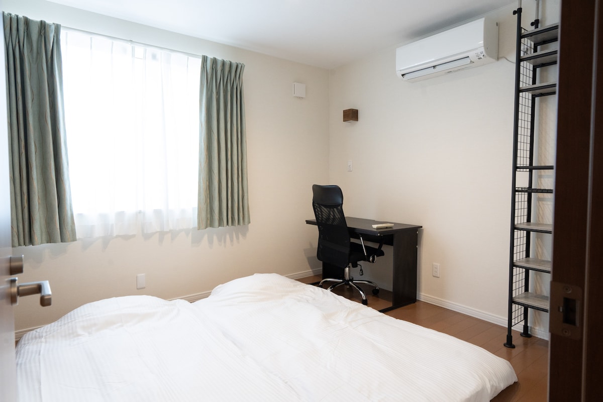 朝の光がやさしく差し込むベッドルームで、深い休息と清潔な空間を。
Wake up to soft Hokkaido light in a calm, clean bedroom designed for deep rest.