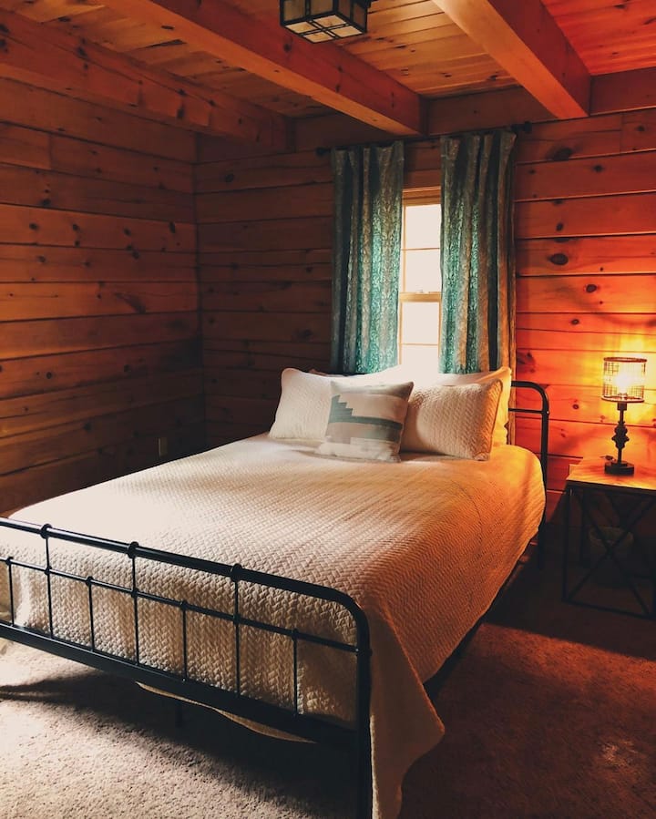 2nd bedroom with Queen bed