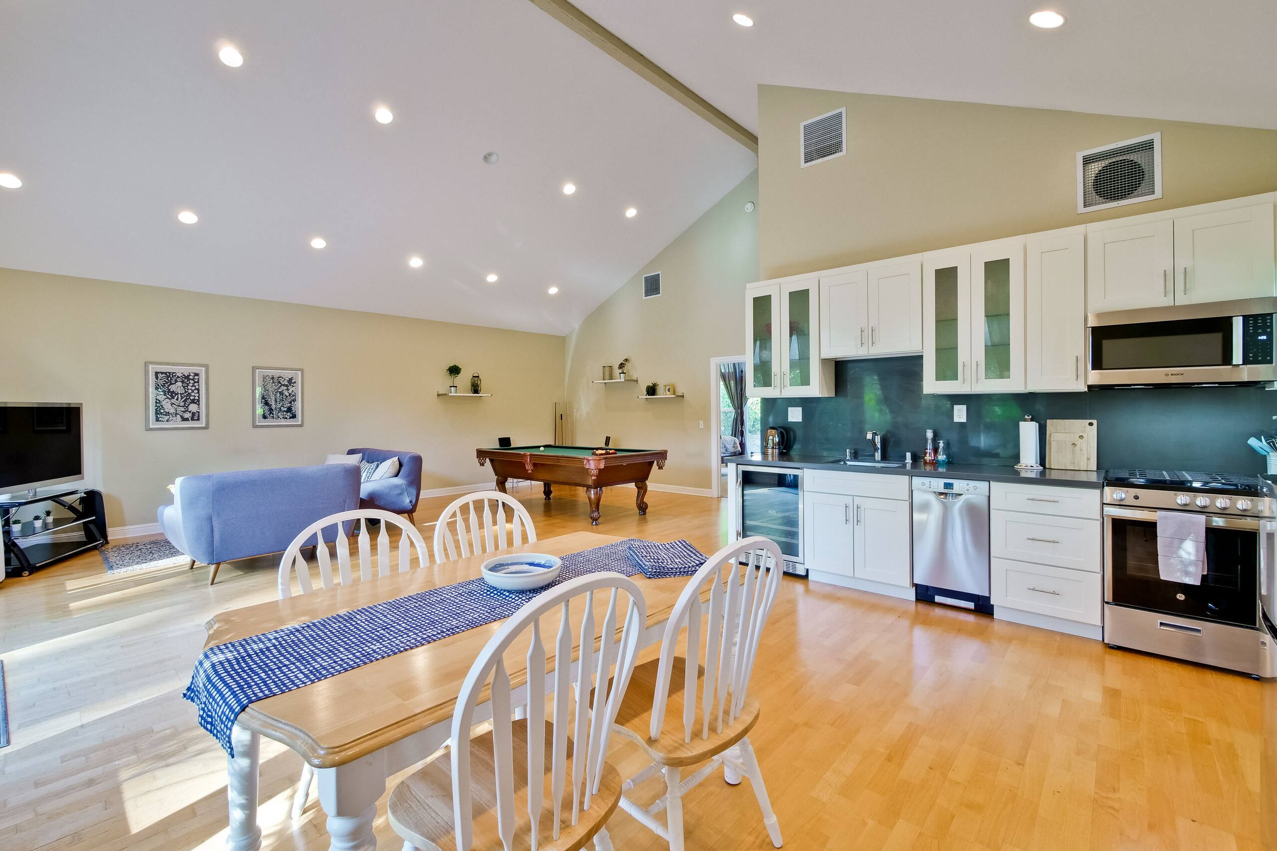 Pool Table Guesthouse Near Wineries & Gardens - Photo 10