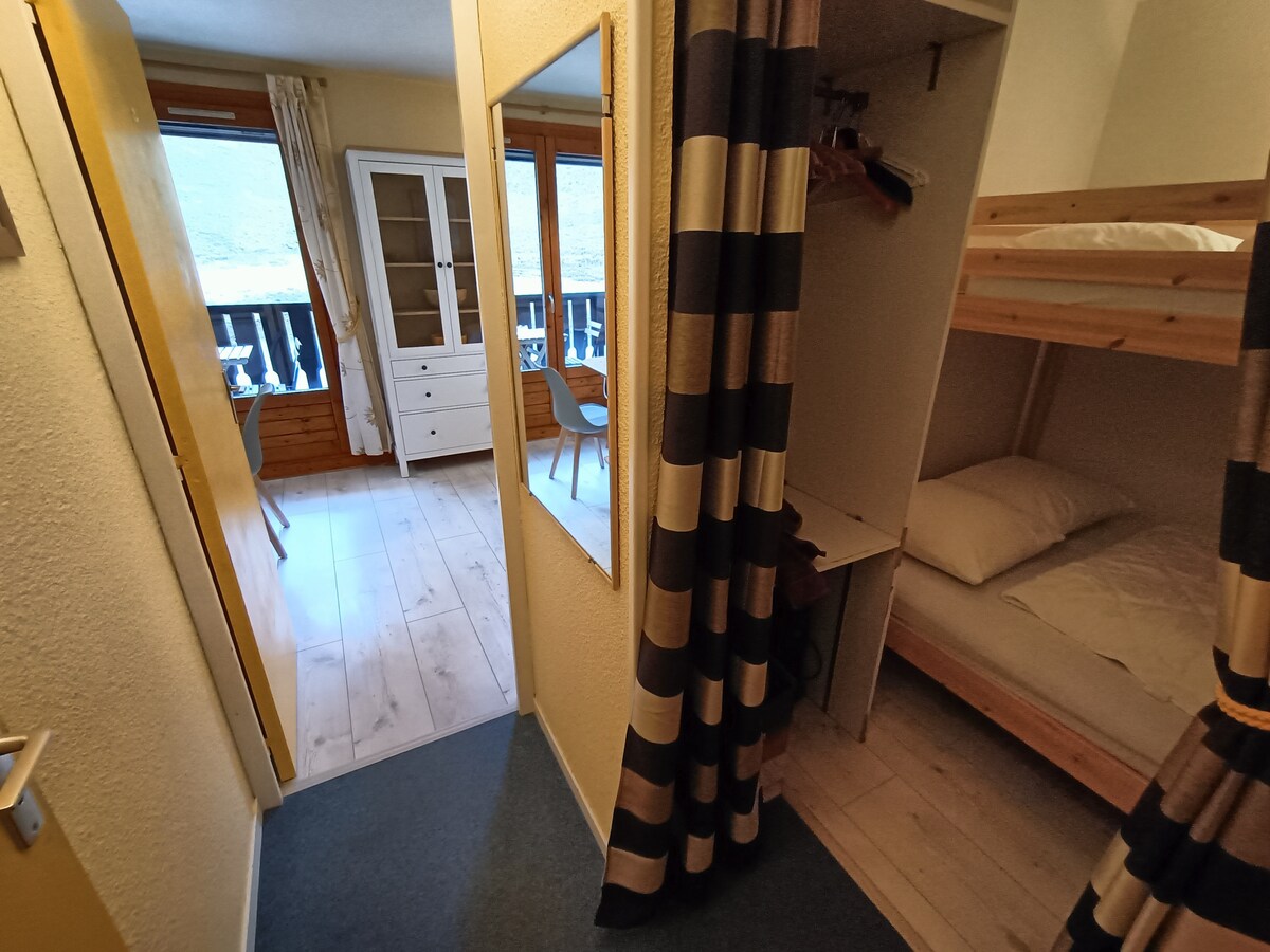 走廊入口（右侧睡眠区/客厅背景）