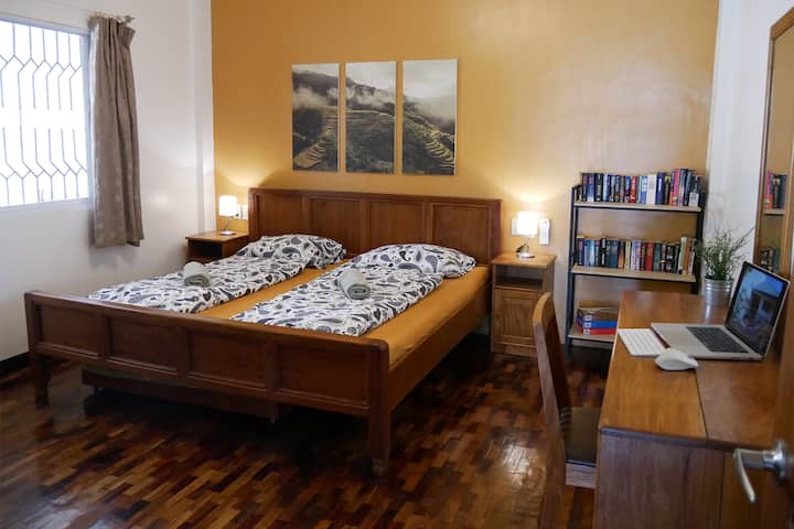 Masters bedroom with king size bed and lots of space. The room has a split type air condition.
German: Master bedroom with large bed and a lot of space.
The room comes with an air conditioner.