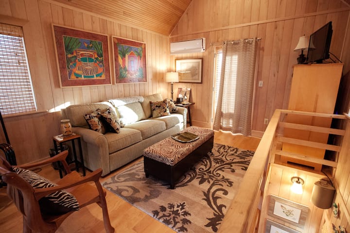 小木屋二楼设有一张加大双人拉出式沙发床和面向南北的阳台。 