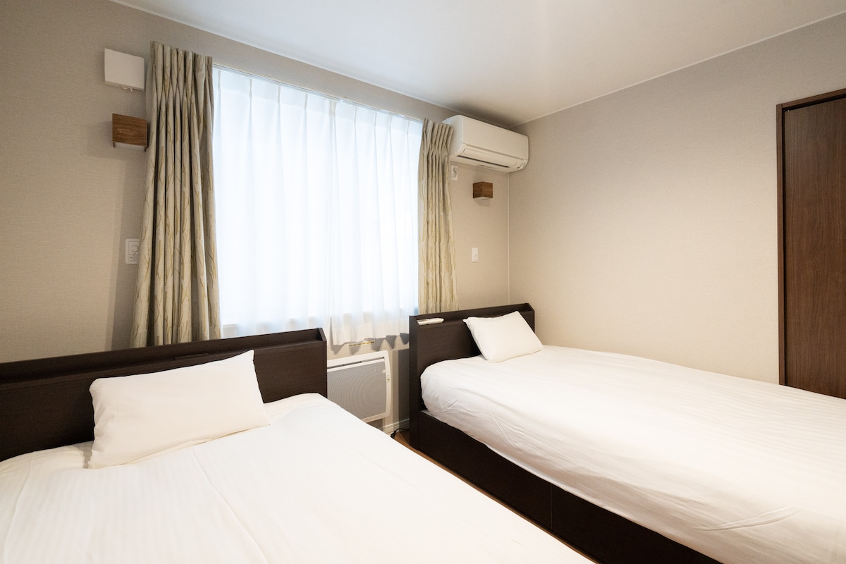 朝の光がやさしく差し込むベッドルームで、深い休息と清潔な空間を。
Wake up to soft Hokkaido light in a calm, clean bedroom designed for deep rest.