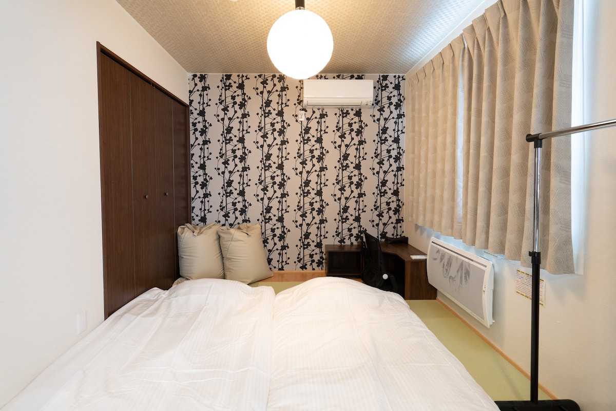 朝の光がやさしく差し込むベッドルームで、深い休息と清潔な空間を。
Wake up to soft Hokkaido light in a calm, clean bedroom designed for deep rest.