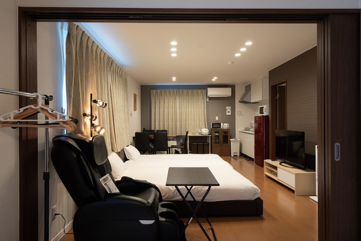 旭川空港から車で10分。東川の中心にある静かで上質なリビングで、穏やかな時間をお過ごしください。
Discover refined comfort and warm light — a peaceful stay at the quiet heart of Higashikawa, just 10 minutes from Asahikawa Airport.