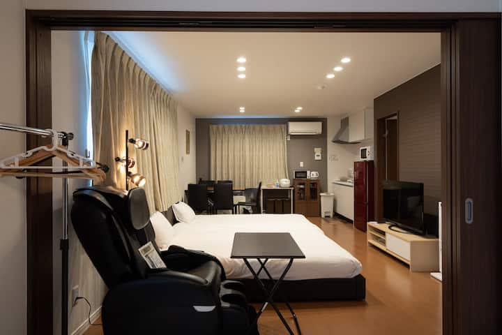 旭川空港から車で10分。東川の中心にある静かで上質なリビングで、穏やかな時間をお過ごしください。
Discover refined comfort and warm light — a peaceful stay at the quiet heart of Higashikawa, just 10 minutes from Asahikawa Airport.