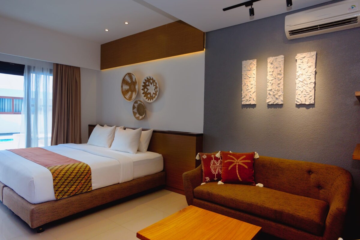 Habitación Umah Nusa Dua con cama tamaño king, televisión por cable, juego de cocina, sofá, aire acondicionado, agua caliente; ¡y más!